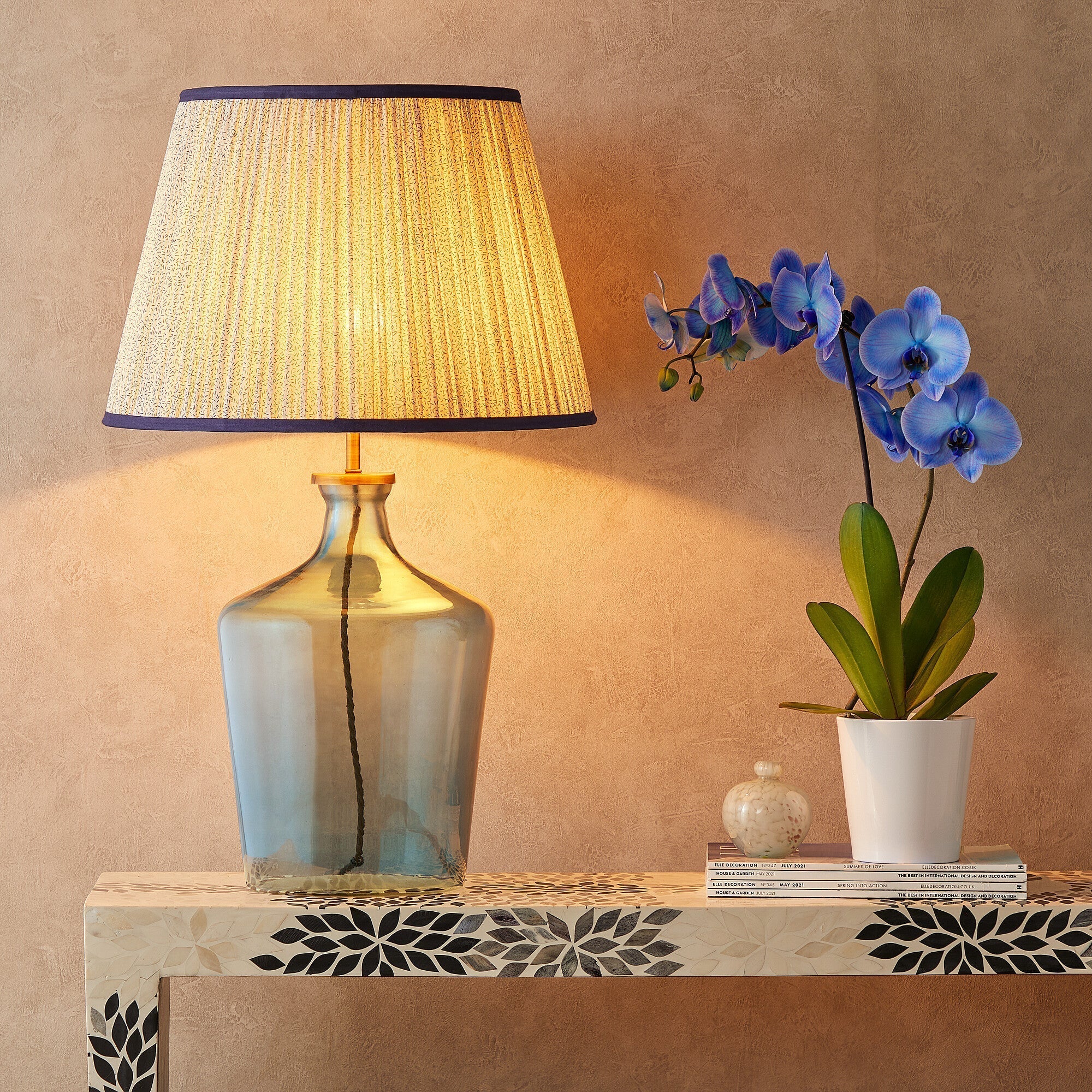 Arnie table lamp in blue glass